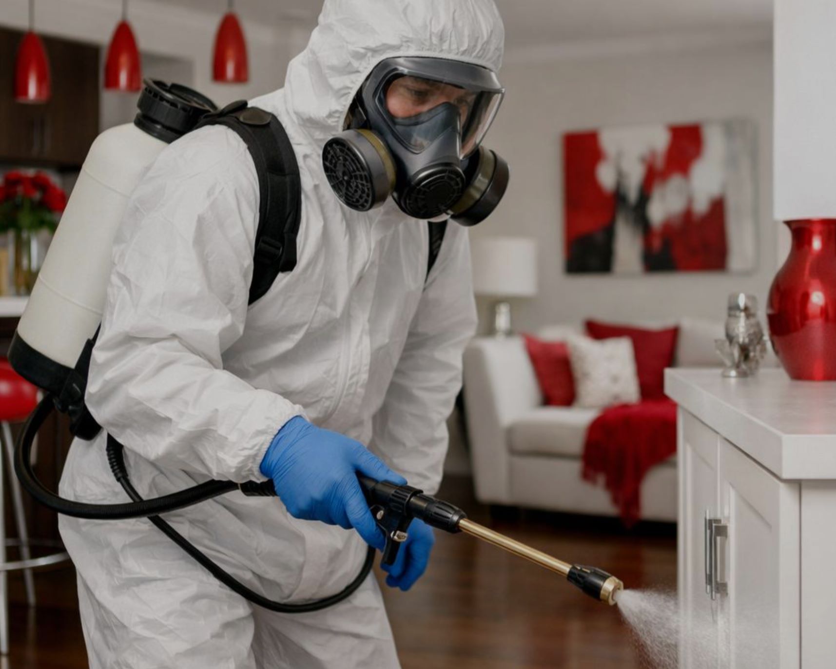 man spraying for pests<br />
